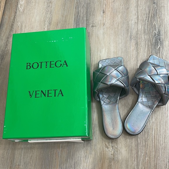 Brand New in Box Bottega Veneta Lido Flat Sandal in Oyster - Picture 2 of 6